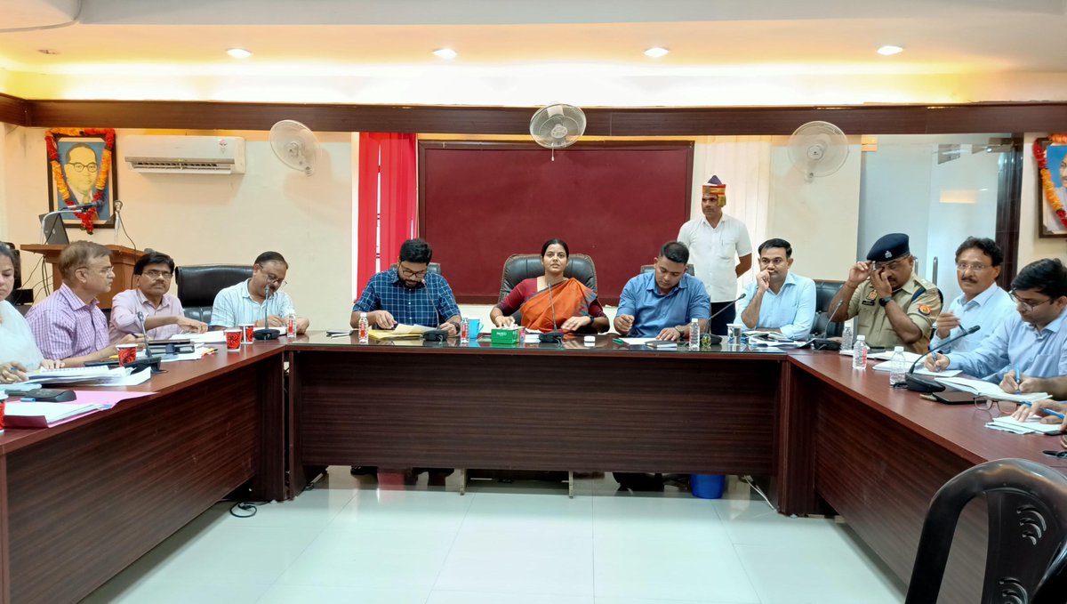 amethipolice's tweet photo. .@DmAmethi व #SP_अमेठी द्वारा कलेक्ट्रेट सभागार गौरीगंज में आइजीआरएस पोर्टल पर प्राप्त शिकायतों के निस्तारण के संबन्ध में गोष्ठी का आयोजन कर शिकायतों के गुणवत्तापूर्ण एवं समयबद्ध निस्तारण हेतु संबंधित को आवश्यक दिशा-निर्देश दिए।
#amethipolice https://t.co/IFwwsIt8K2