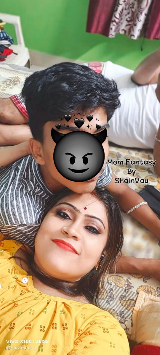 ছেলে:মা ধনটা খাড়া হয়ে গেছে। 
মা:কি করছিস বাবা,তোর বাবা পেছনেই শুয়ে আছে।
বাবা:কি ফিসফিস করছো মা ছেলে।
মা:তোমার ছেলের কিদে পেয়েছে তাই কিছু বানিয়ে দিতে বলছে।
বাবা:আচ্ছা।
মা:আয় বাবা কিছেনে দেখি কি বানানো যায়।
(কিছেনে)
ছেলে:উফ মা তুমি পাকা রেন্ডি।
মা:পেন্ট খুল তারাতারি চুষে দেই