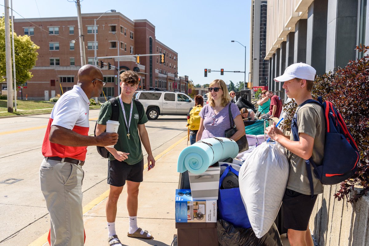 IllinoisStateU's tweet photo. Today marks the first day of Welcome Week! We can’t wait to give big #RedbirdWelcome to our Redbirds moving in to our residential halls today 🤩 Here’s what to expect during #RedbirdMoveIn and how to travel around street closures:
https://t.co/wqOyHw9RAC https://t.co/LOvjCYlecA