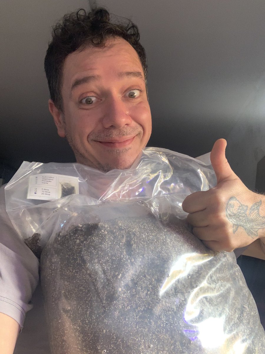 caiocezar420's tweet photo. Não tem momento melhor pra lembrar que esse post eh um oferecimento da 4e20 substratos, que sai com desconto usando o cupom COZINHA420 😅 agora vou completar o vaso com esse substrato mágico e aí eh só seguir regando com água 🚿!  +

https://t.co/vERIfTlMmu https://t.co/G082xcRowY