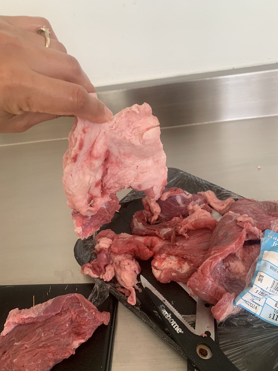 Velmoryana's tweet photo. Cuando crees que pickup de heb no podria ser peor y las verduras mutantes o podridas que te mandan son superadas por pagar 600 gr de falda se res y te manden pellejo 50% de la carne @HEB https://t.co/SWe81Wf0WN
