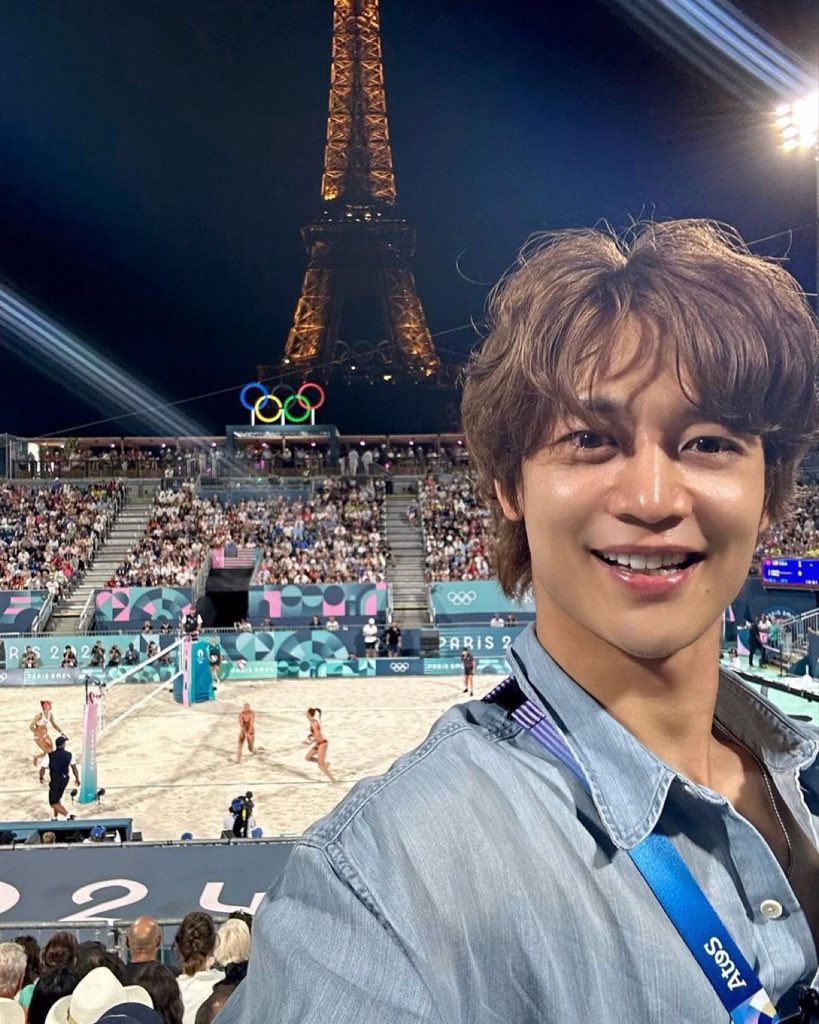 taeikai's tweet photo. no one’s looking at that statue of liberty https://t.co/QeFCvygjvK