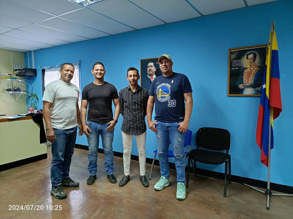 Sellando el compromiso reunidos con la empresa AILEENTIC C.A (CLICK) oficialmente conectado el <a href="/YAR20P/">Infocentro El Picacho</a> gracias a la buena voluntad de la empresa y de los esfuerzos del poder popular.

#VenezuelaHaceJusticia
¡Vamos!
<a href="/Gabrielasjr/">Gabriela Jiménez</a>
<a href="/LarosaInfove/">LaRosaInfoVE</a>
<a href="/InfocentroOce/">Infocentro_Vzla3</a>