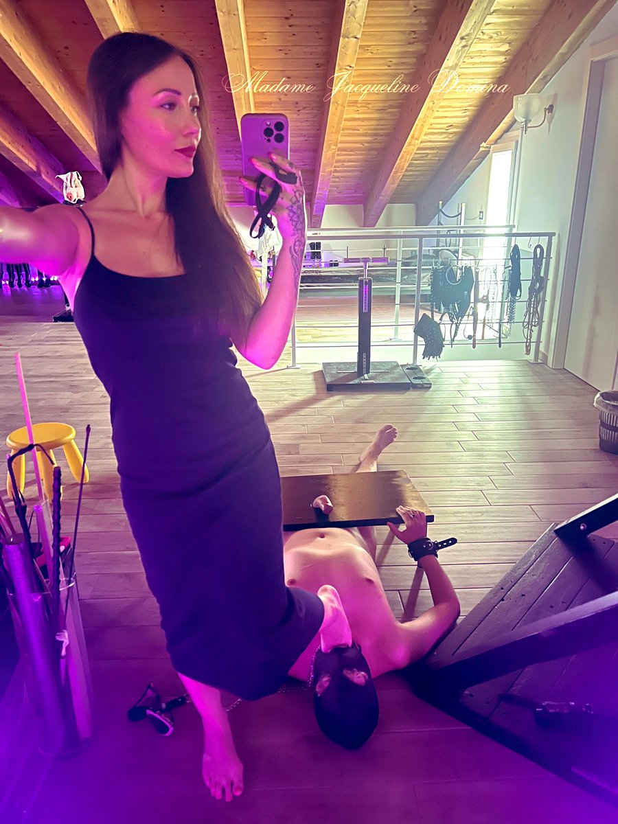 Is your mouth big enough for my foot? 

I like to be comfortable 👑

RT!!