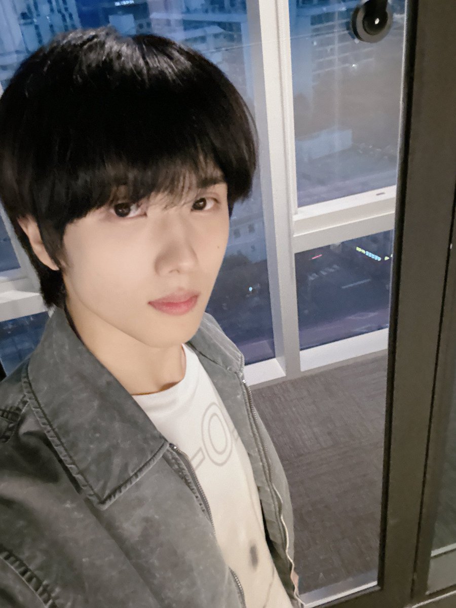 haxbits's tweet image. Let me take a selfie