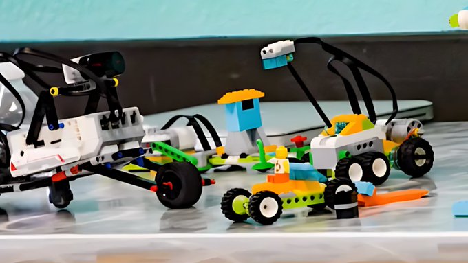Des robots fabriqués à partir de legos se déplacent sur une piste improvisée.