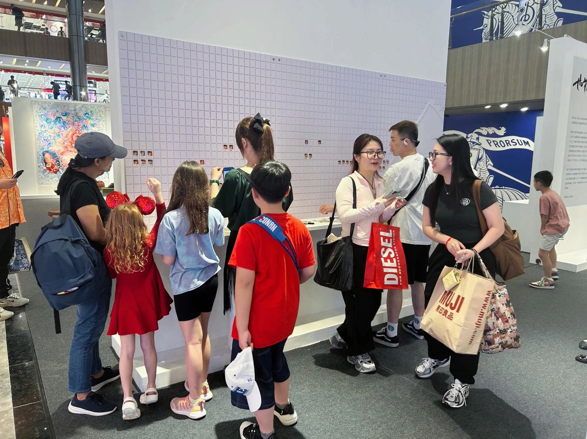 DengZemao's tweet photo. Jia Wei KK "Like Flowers in the Wild" Singapore's first exhibition grand opening
https://t.co/mlqthj3B02 https://t.co/6EJewmypvF