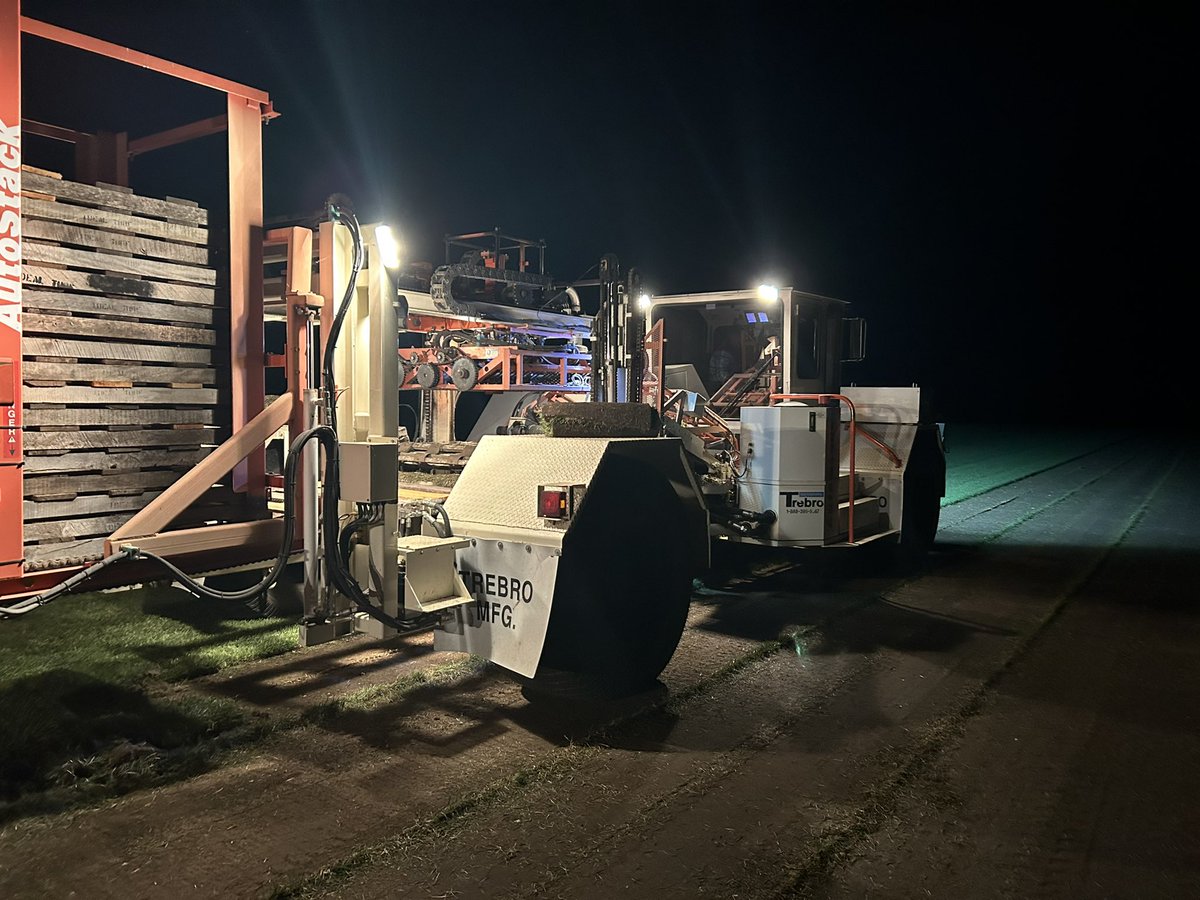 Gotta love a 4:45am start. <a href="/RTF_Sod/">RTF Sod</a> <a href="/BarenbrugGroup/">Barenbrug</a> #rtfsod #farmlife