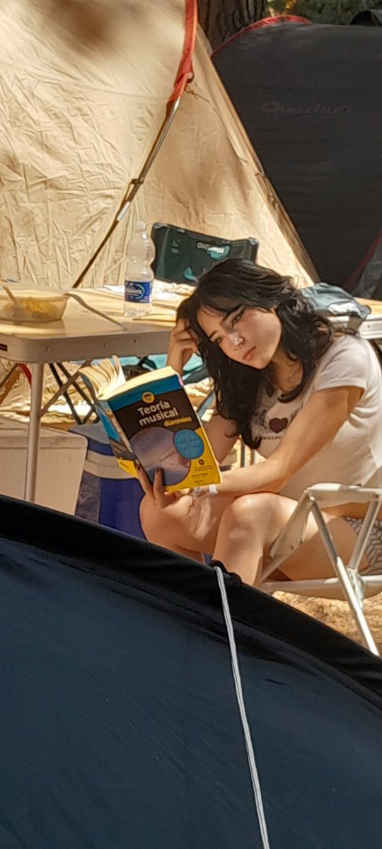 killertunnels's tweet image. Aquí me pillas, abstraída al estudio de teoría musical y filosofía oriental, al mismo tiempo que abrazo el celibato y sufro los efectos de la vacuna de ARN mensajero Pfizer.