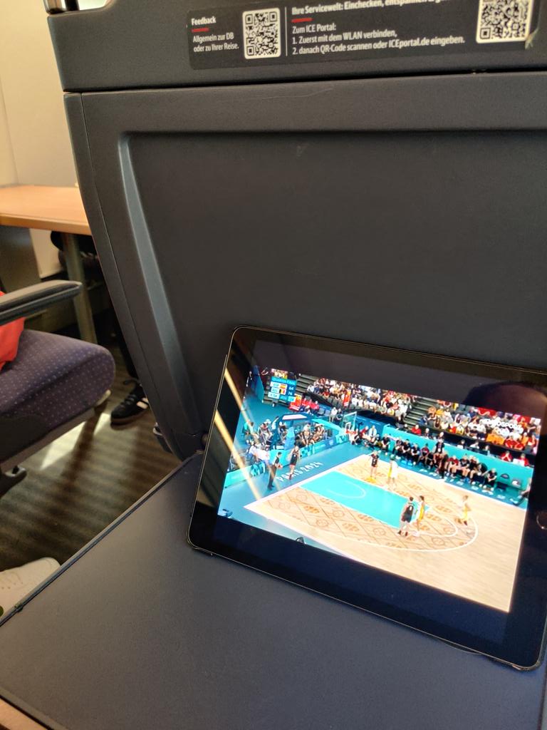 Tim0106's tweet image. Cats kijken op crappy ICE internet. Alles wazig, maar toch blijven volgen.