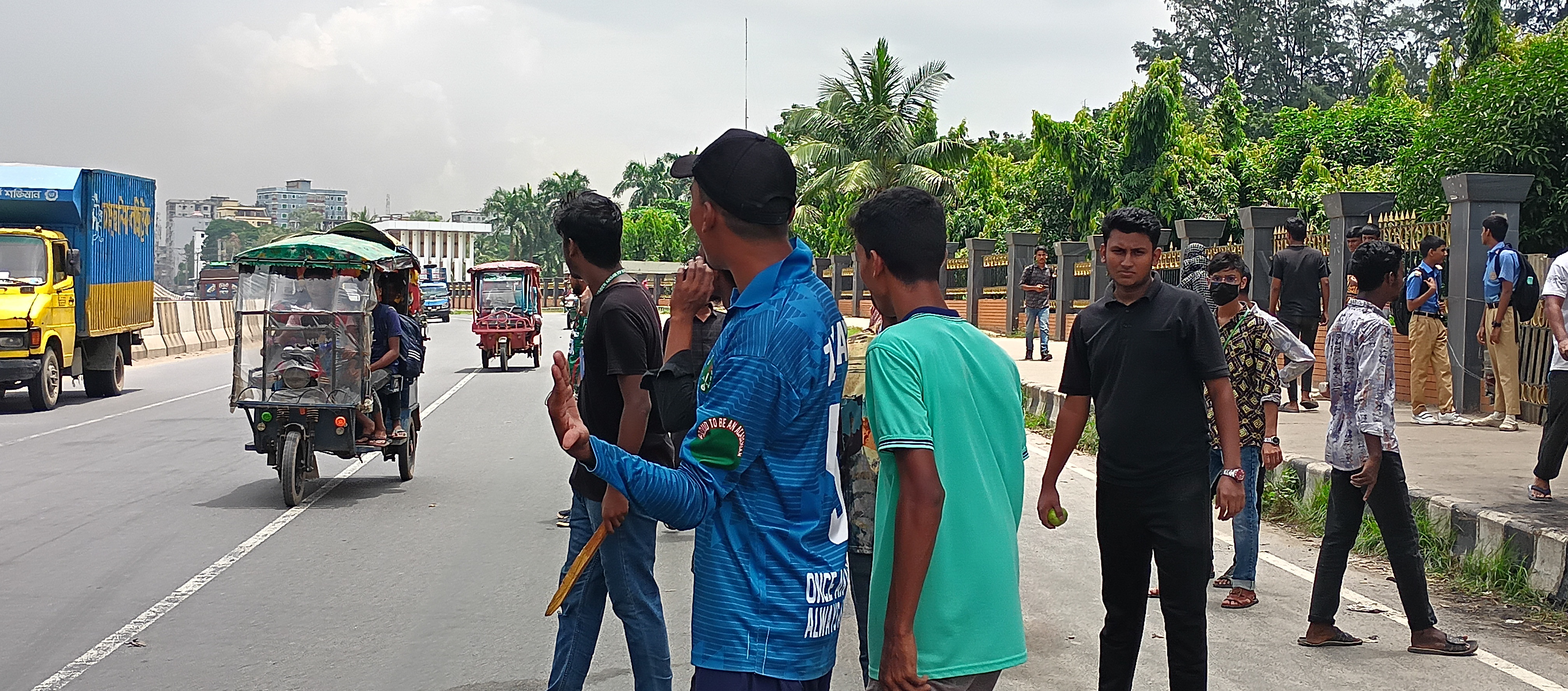 কালিয়াকৈরে মহাসড়কে ট্রাফিকের দায়িত্ব পালন করছে শিক্ষার্থীরা, খুলেছে শিল্প কারখানা