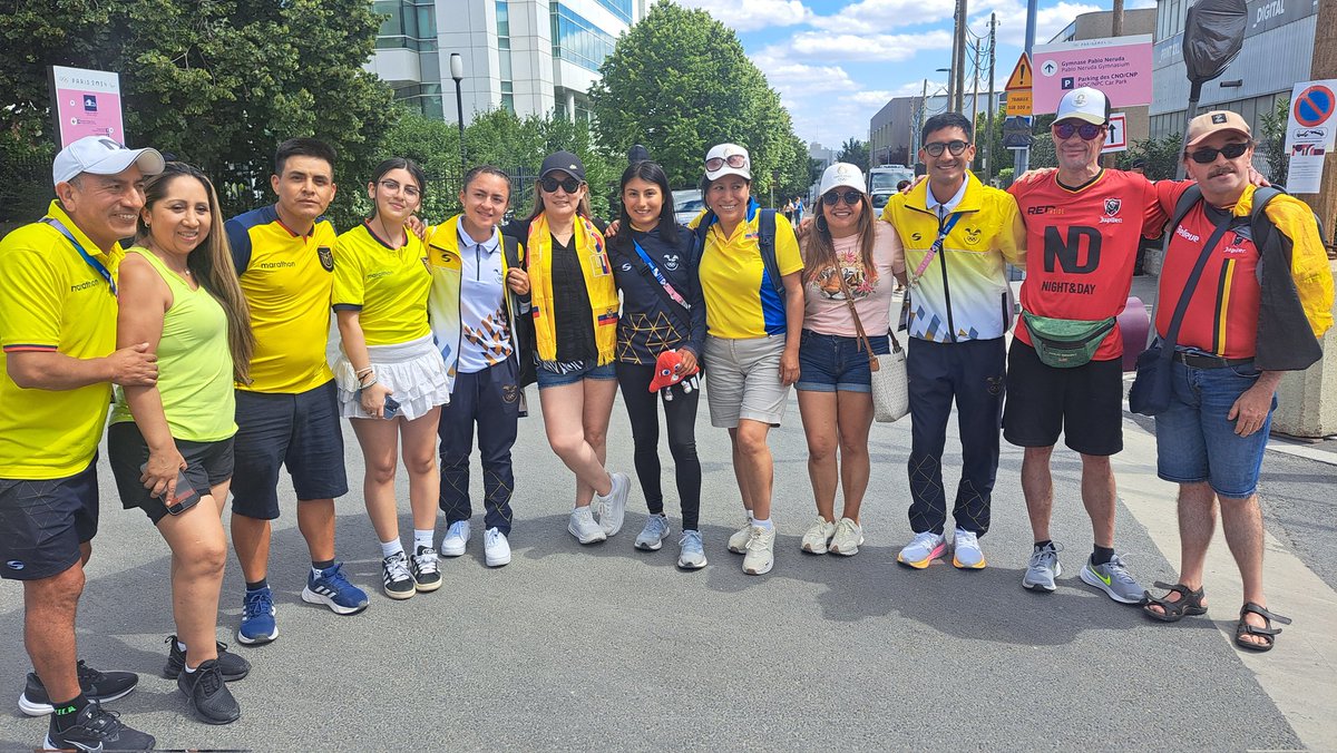 ECUADORolimpico's tweet photo. GALERÍA DE ALEGRÍA |

Todas las fotos todas, con ecuatorianos residentes en París, con compañeros de delegación, con periodistas y con todos los que le pidan una foto... Ahí están @MorejonGlenda y @danielpintado1 siempre abiertos para entregar una sonrisa y un gracias eterno...
#Paris2024