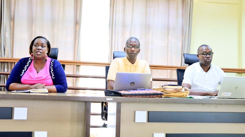 BugeseraDistr's tweet image. Kuri uyu wa Gatatu, mu cyumba cy'inama cy'Akarere habereye inama yahuje abayobozi b'ibigo by'amashuri abanza n'abashinzwe uburezi, igamije gusuzuma uko gahunda nzamurabushobozi iri gushyirwa mu bikorwa. 
Yayobowe na Visi Meya, Ushinzwe imibereho myiza y'abaturage, @YImanishimwe.