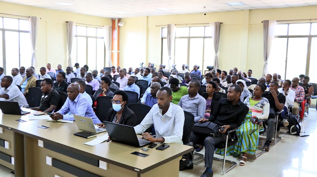 BugeseraDistr's tweet image. Kuri uyu wa Gatatu, mu cyumba cy'inama cy'Akarere habereye inama yahuje abayobozi b'ibigo by'amashuri abanza n'abashinzwe uburezi, igamije gusuzuma uko gahunda nzamurabushobozi iri gushyirwa mu bikorwa. 
Yayobowe na Visi Meya, Ushinzwe imibereho myiza y'abaturage, @YImanishimwe.