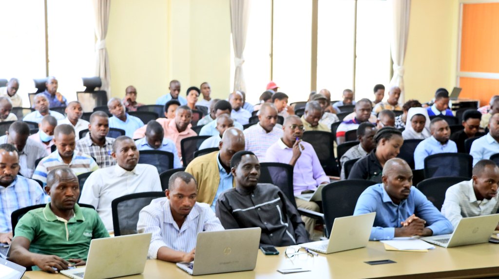 BugeseraDistr's tweet image. Kuri uyu wa Gatatu, mu cyumba cy'inama cy'Akarere habereye inama yahuje abayobozi b'ibigo by'amashuri abanza n'abashinzwe uburezi, igamije gusuzuma uko gahunda nzamurabushobozi iri gushyirwa mu bikorwa. 
Yayobowe na Visi Meya, Ushinzwe imibereho myiza y'abaturage, @YImanishimwe.