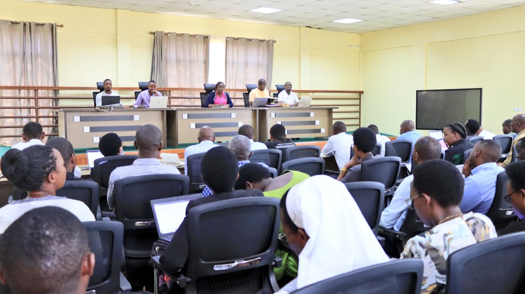 BugeseraDistr's tweet image. Kuri uyu wa Gatatu, mu cyumba cy'inama cy'Akarere habereye inama yahuje abayobozi b'ibigo by'amashuri abanza n'abashinzwe uburezi, igamije gusuzuma uko gahunda nzamurabushobozi iri gushyirwa mu bikorwa. 
Yayobowe na Visi Meya, Ushinzwe imibereho myiza y'abaturage, @YImanishimwe.