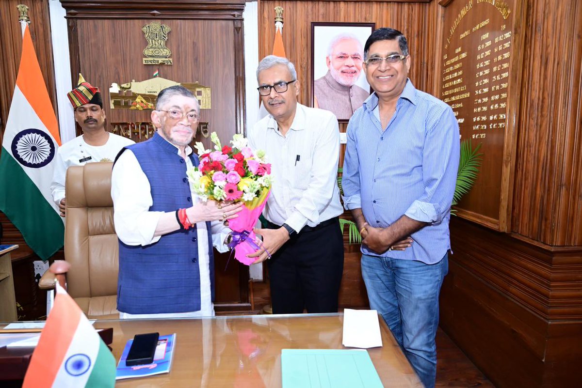 pathakvk's tweet photo. प्रधान संपादक आशुतोष चतुर्वेदी सर के साथ  @jhar_governor  संतोष गंगवार जी से मुलाक़ात की. https://t.co/OblSkt3RfV