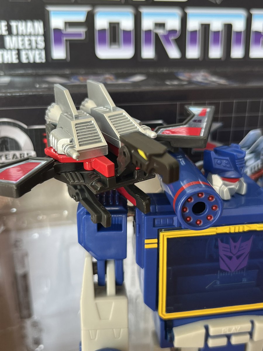 MachinaFlix's tweet image. Some good #Transformer finds this week at a nice little retro toy store at the beach! G1 Soundwave 40th Anniversary and Hound from the movie line. @transformers #YesterdaysFun