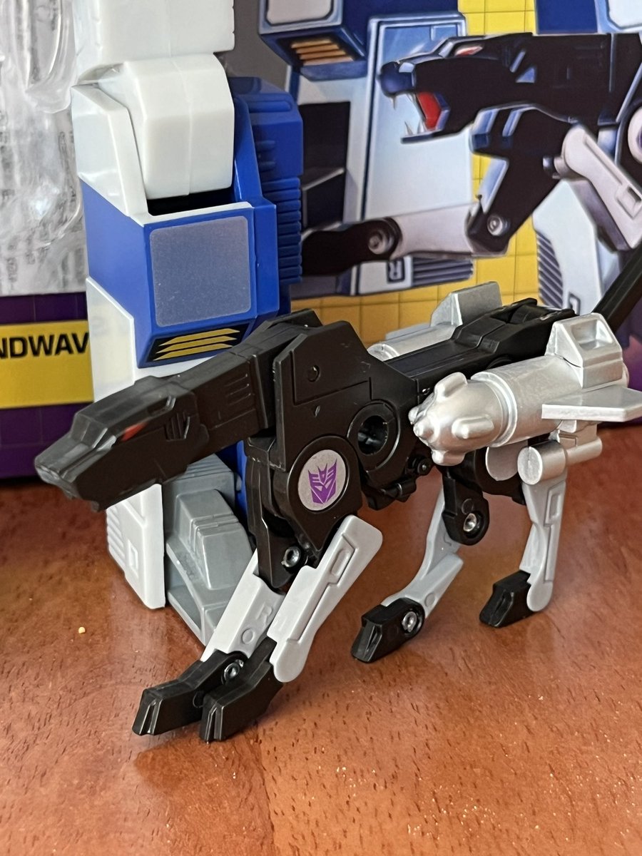 MachinaFlix's tweet image. Some good #Transformer finds this week at a nice little retro toy store at the beach! G1 Soundwave 40th Anniversary and Hound from the movie line. @transformers #YesterdaysFun