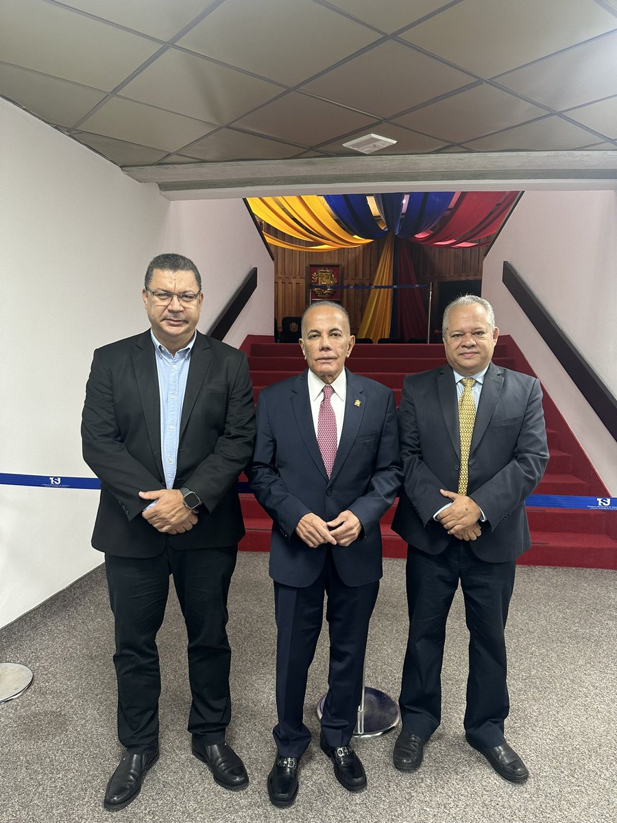 carlosmrosales's tweet photo. Los representantes de las 3 tarjetas de la oposición junto a nuestro líder @manuelrosalesg dando la cara para defender la VERDAD y la soberanía popular que se expresó contundentemente el domingo 28 de julio. Van 10 días, el CNE debe publicar las actas. 

#CNEpubliquenlasactas https://t.co/rGIOVeSUEF
