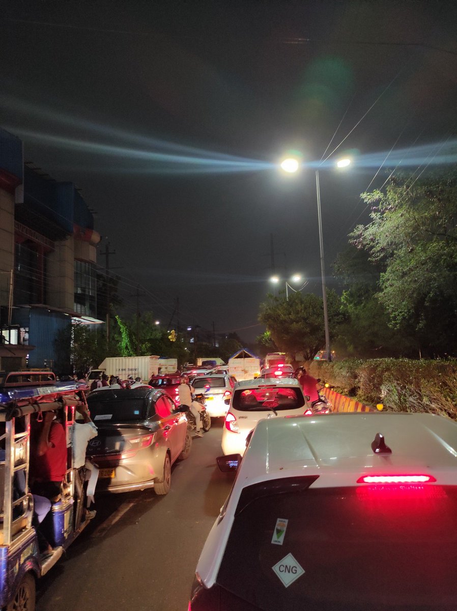 40 मिनट से हम यूं ही फंसे हैं। यहां कोई रेड लाइट भी नहीं है। Sector 59-Sector 62 वाला कट, अमर उजाला ऑफिस के पास
<a href="/noidatraffic/">Noida Traffic Police</a>