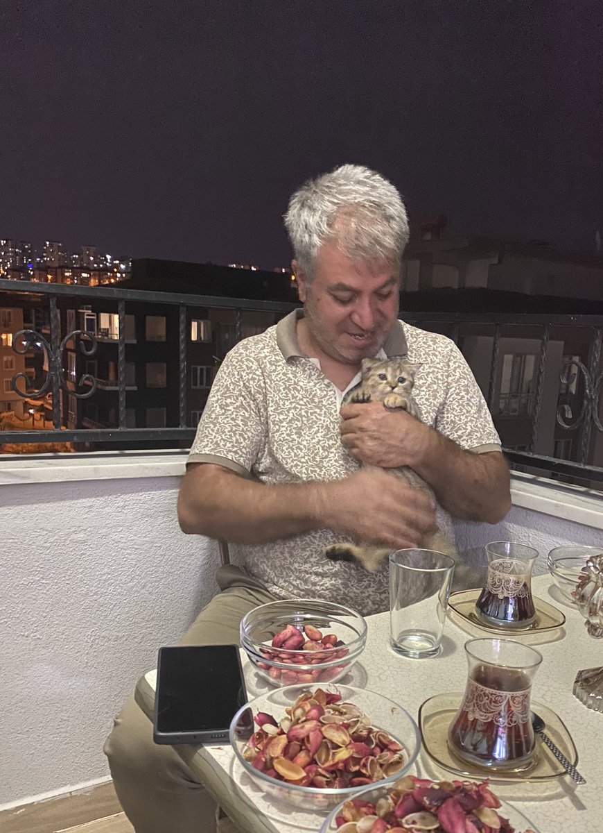 Evde kedi mi olur diyen babam 🤣🥹