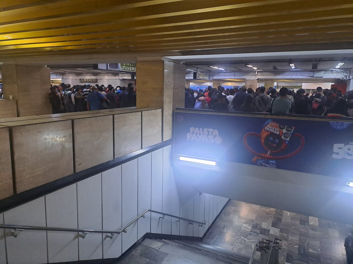 EnfasisComunica's tweet image. Usuarios reportan que la #Línea3 del #MetroCDMX se encuentra congestionada, con el servicio lento. Mencionan que los trenes tardan en pasar y bastante llenos, esto en la estación #LaRaza, dirección #Universidad. Tome rutas alternas. @MetroCDMX