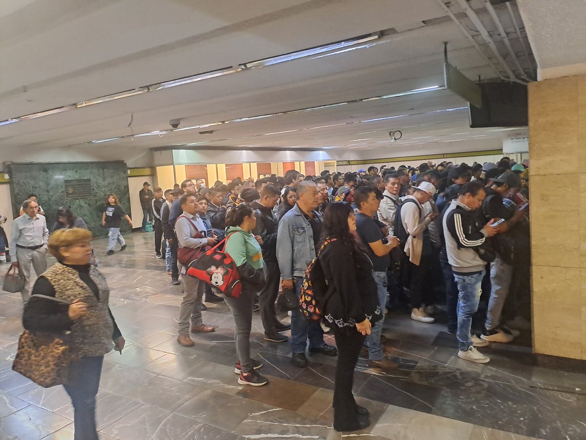 EnfasisComunica's tweet image. Usuarios reportan que la #Línea3 del #MetroCDMX se encuentra congestionada, con el servicio lento. Mencionan que los trenes tardan en pasar y bastante llenos, esto en la estación #LaRaza, dirección #Universidad. Tome rutas alternas. @MetroCDMX