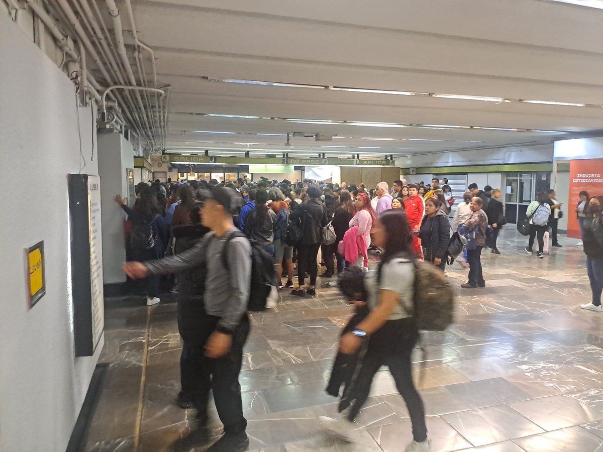 EnfasisComunica's tweet image. Usuarios reportan que la #Línea3 del #MetroCDMX se encuentra congestionada, con el servicio lento. Mencionan que los trenes tardan en pasar y bastante llenos, esto en la estación #LaRaza, dirección #Universidad. Tome rutas alternas. @MetroCDMX