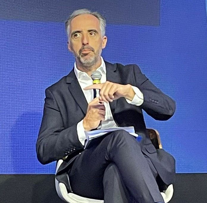 "Sejamos muito honestos. A indústria farmacêutica hoje é muito eficaz quando se trata de desenvolver medicamentos inovadores contra doenças muito complexas. (...) O problema é que doenças infecciosas não interessam tanto à indústria."

Luis Pizarro, em entrevista à <a href="/VejaSaude/">Veja Saúde</a>