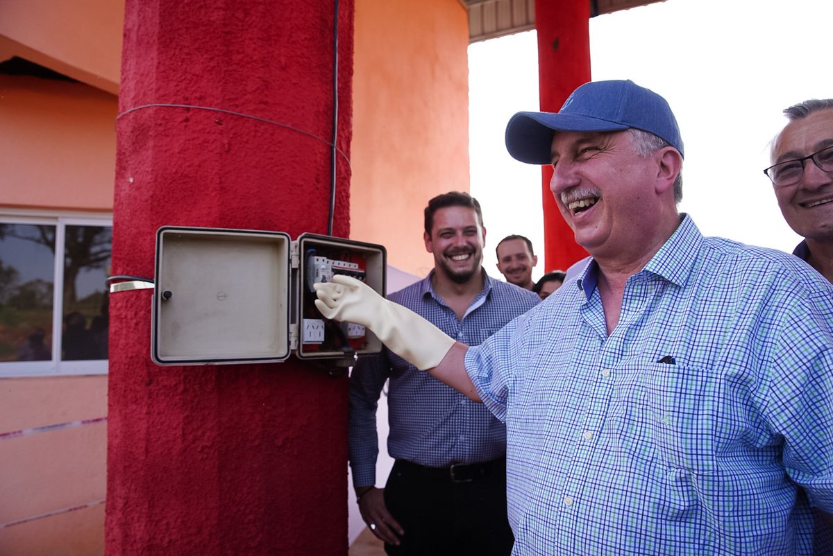 passalacquaok's tweet photo. Ayer pusimos en funcionamiento la obra de acceso y repotenciación de energía del Parque Industrial de Capioví para potenciar las actividades económicas en la zona y generar más empleo para los misioneros. ⚡️💪

El Parque cuenta con once industrias entre las que están operativas y las que se están terminando de habilitar. Con esta iniciativa se podrá ampliar su capacidad a 84 empresas, así como sumar procesos industriales más complejos. 

Estas obras, que se llevan adelante gracias al trabajo de cada misionero y misionera, impulsan el crecimiento de nuestra provincia. 👏