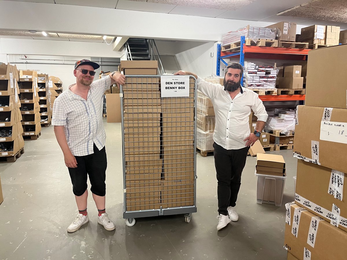 Så er alt pakket og klart til udsendelse!
44 ud af 88 Benny Bokse blev solgt til vores live-stream i går.
De sidste 44 styks bliver sat til salg på min webshop i morgen kl. 10.00!