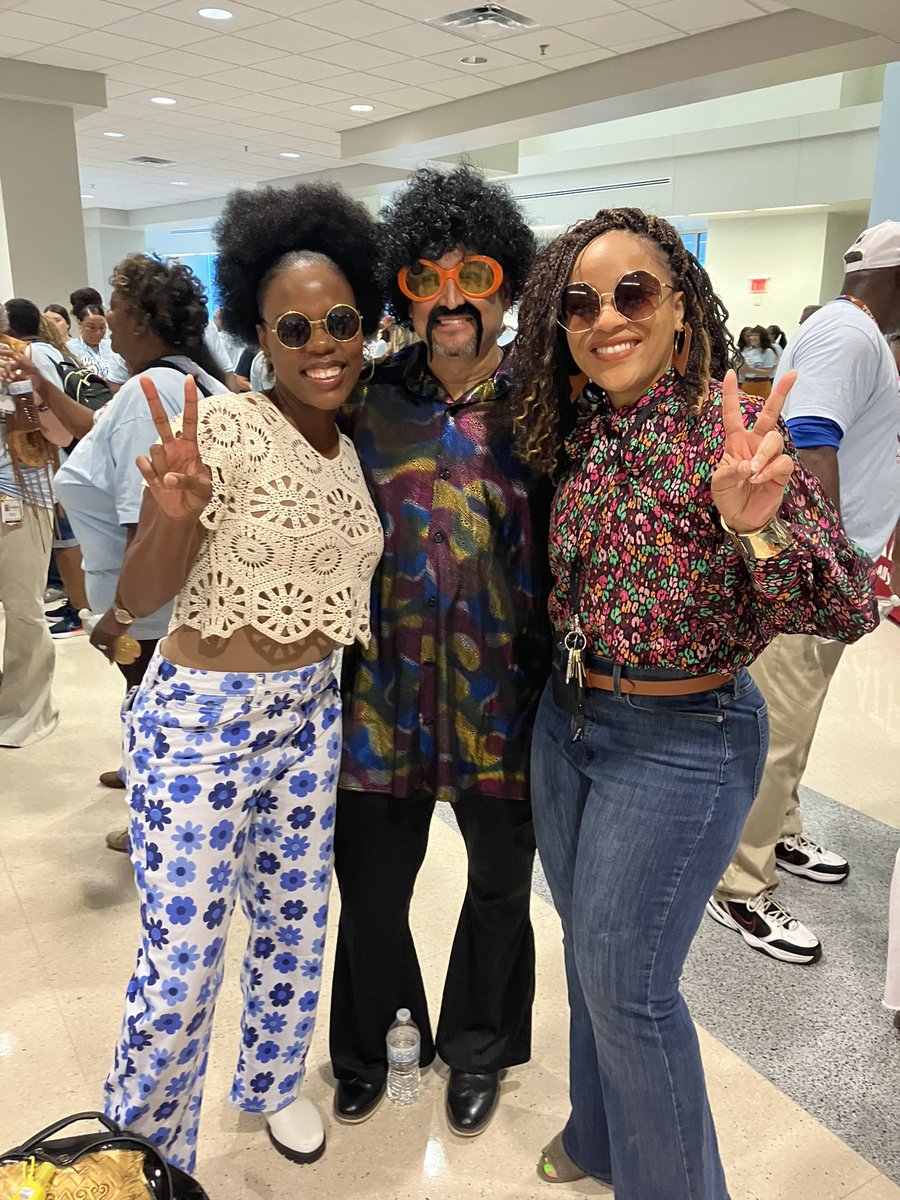 AP_MsWashington's tweet photo. We Are One @mansfieldisd! https://t.co/sLeSS1mhG1