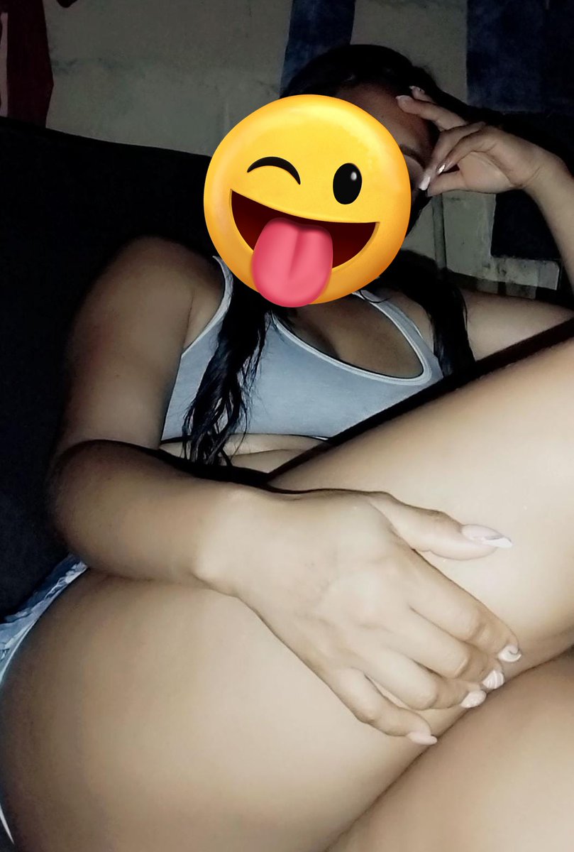 Con un poquito de calor en cartagena  Revisando unos ricos mensajes 😋😈😈😈