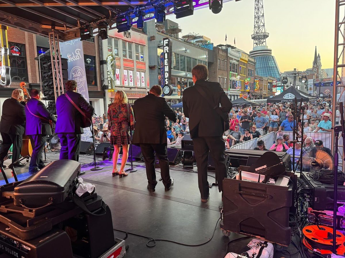 RhondaVincent13's tweet image. Here’s a shot from our Broadway performance on Monday night! Join us at the Grand Ole @Opry on Thursday &amp;amp; Saturday 8/8 &amp;amp; 8/10 opry.com pre save  new project Destinations and Fun Places!!  #RhondaVincent &amp;amp; The Rage www.rhondavincent.comA