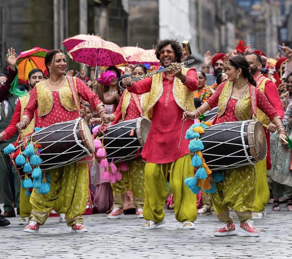 filmybaate17's tweet image. Akshay Kumar, Chunkey Pandey and Mrunal Thakur in SOS2!! #SetPic

#SonOfSardaar2 #Ajaydevgn