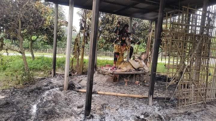 DurjoyDas3028's tweet photo. @salmanmuqtadirx Save the people of the Hindu community of Bangladesh. Our temples and houses are being looted. And false propaganda is being spread that we are saved in Bangladesh
#SaveBangladeshiHindus #SaveBangladeshiHindus2024 https://t.co/PzKCxCmNyP