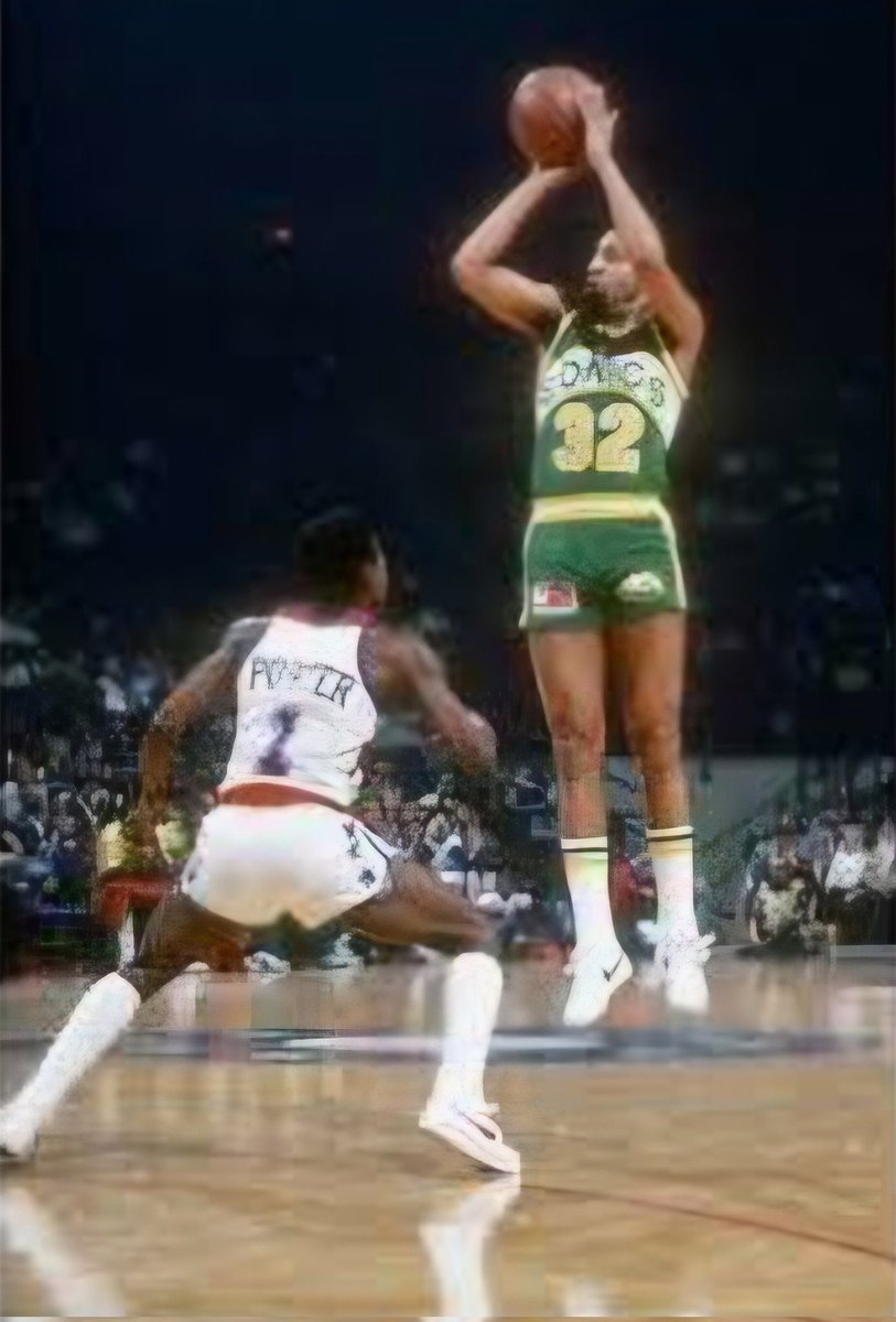 stephenacap's tweet photo. #BOTD Downtown Freddie Brown
8-7-48  Iowa Hawkeye 70-71
70-71 All Big Ten  23ppg 4rebs
NCAA All-Region 
Avg 27.6 ppg Sr yr 
1st rd pick #6 1971 Seattle Sonics
1x All-Star 
1x NBA Champion 1979 🏆
3pt % Leader 1980 🔥 #Legend https://t.co/kwsQ4fVkfe