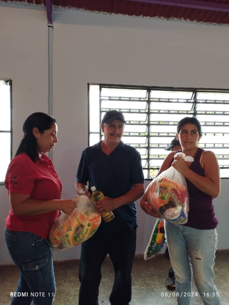 Pueblo_Merida's tweet photo. #Merida || El poder popular organizado en los Comités Locales de Abastecimiento y Producción junto a la distribuidora de alimentos @Mercalofical brindo atención alimentaria a las familias de la BM  "Bulmara Paez" ubicada en la parroquia La Azulita Municipio Andrés Bello. https://t.co/5QokKoXIHx