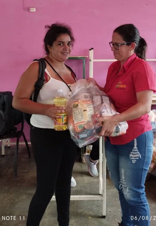 Pueblo_Merida's tweet photo. #Merida || El poder popular organizado en los Comités Locales de Abastecimiento y Producción junto a la distribuidora de alimentos @Mercalofical brindo atención alimentaria a las familias de la BM  "Bulmara Paez" ubicada en la parroquia La Azulita Municipio Andrés Bello. https://t.co/5QokKoXIHx