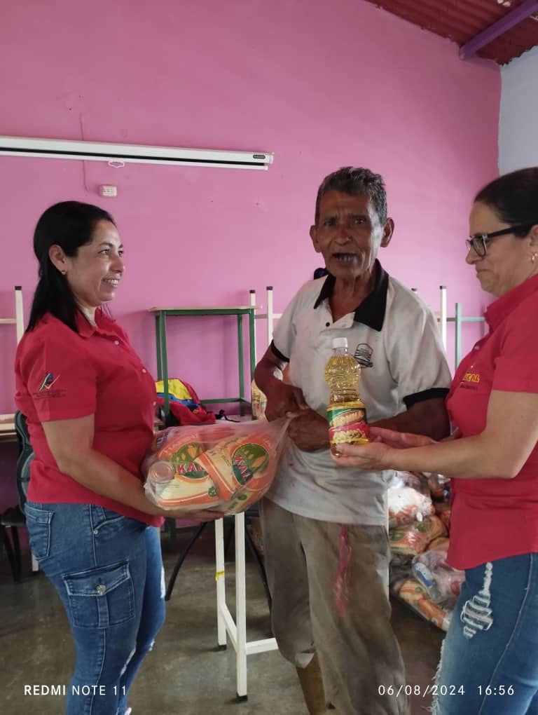 Pueblo_Merida's tweet photo. #Merida || El poder popular organizado en los Comités Locales de Abastecimiento y Producción junto a la distribuidora de alimentos @Mercalofical brindo atención alimentaria a las familias de la BM  "Bulmara Paez" ubicada en la parroquia La Azulita Municipio Andrés Bello. https://t.co/5QokKoXIHx