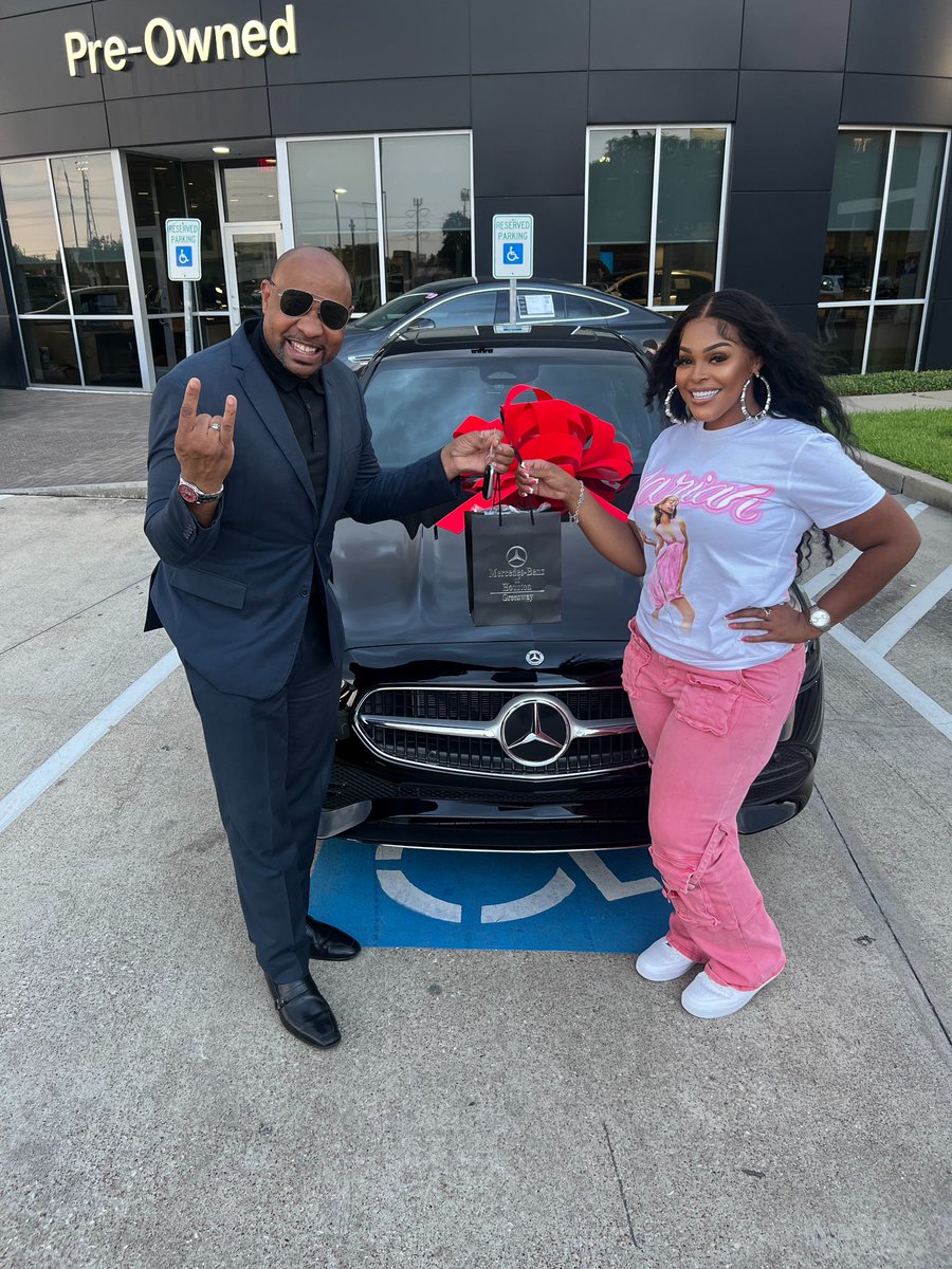 laterryanrandle's tweet photo. Gotta love that new car smell !!! BRB while I’ll count my blessings 🙏🏾

So thankful for what 2024 has brought me. I turned 30 got a new crib, beat my case, traveled out the country, got a new car and I’m starting school again !!!! https://t.co/QPzeMUjIPt