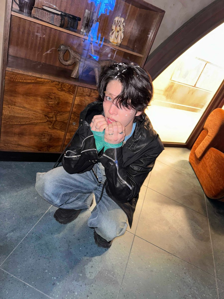 simjaze's tweet image. Exclusive for ENGENEs, this special photo offers a rare glimpse behind the scenes at XO!