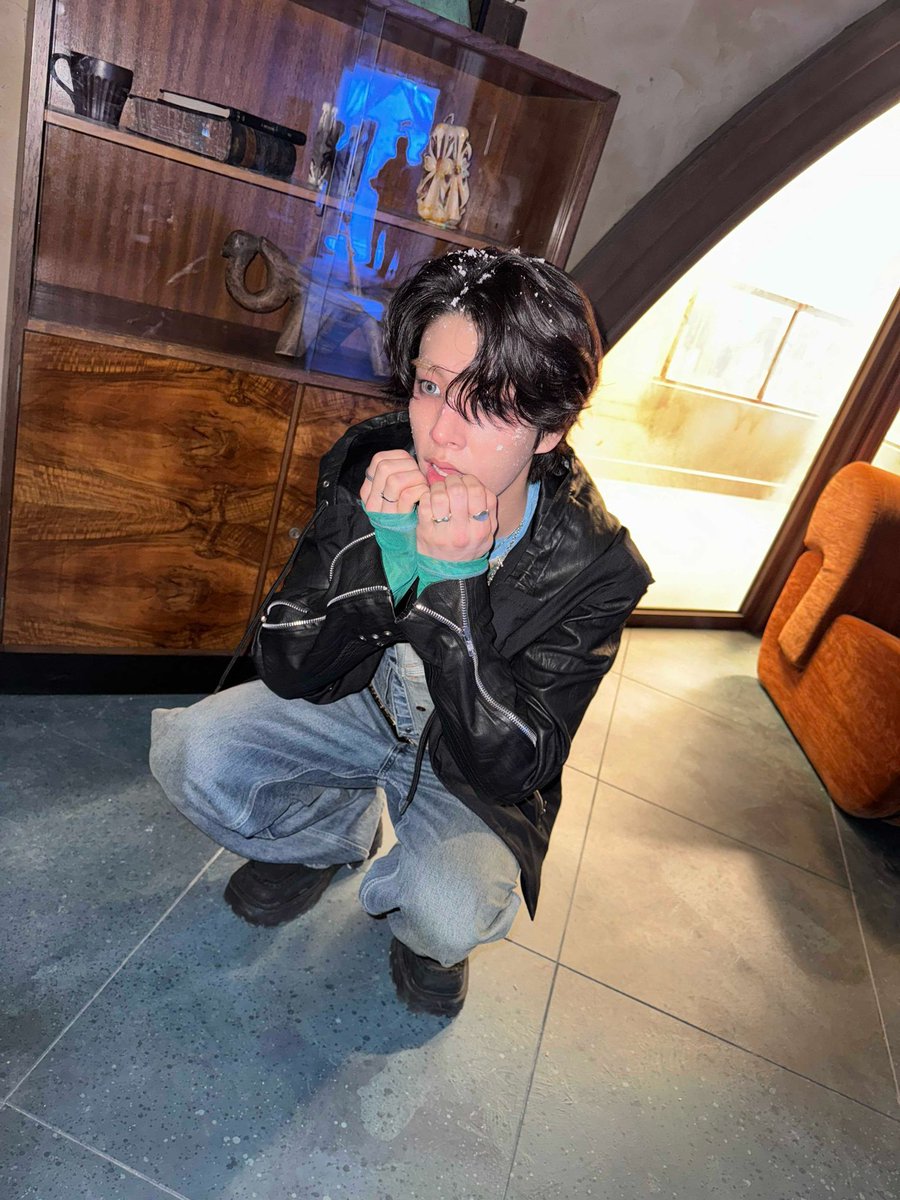 simjaze's tweet image. Exclusive for ENGENEs, this special photo offers a rare glimpse behind the scenes at XO!