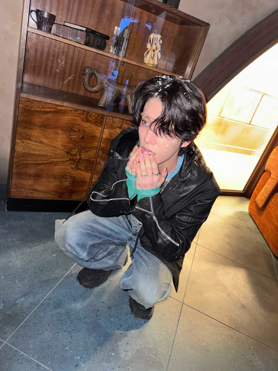 simjaze's tweet image. Exclusive for ENGENEs, this special photo offers a rare glimpse behind the scenes at XO!