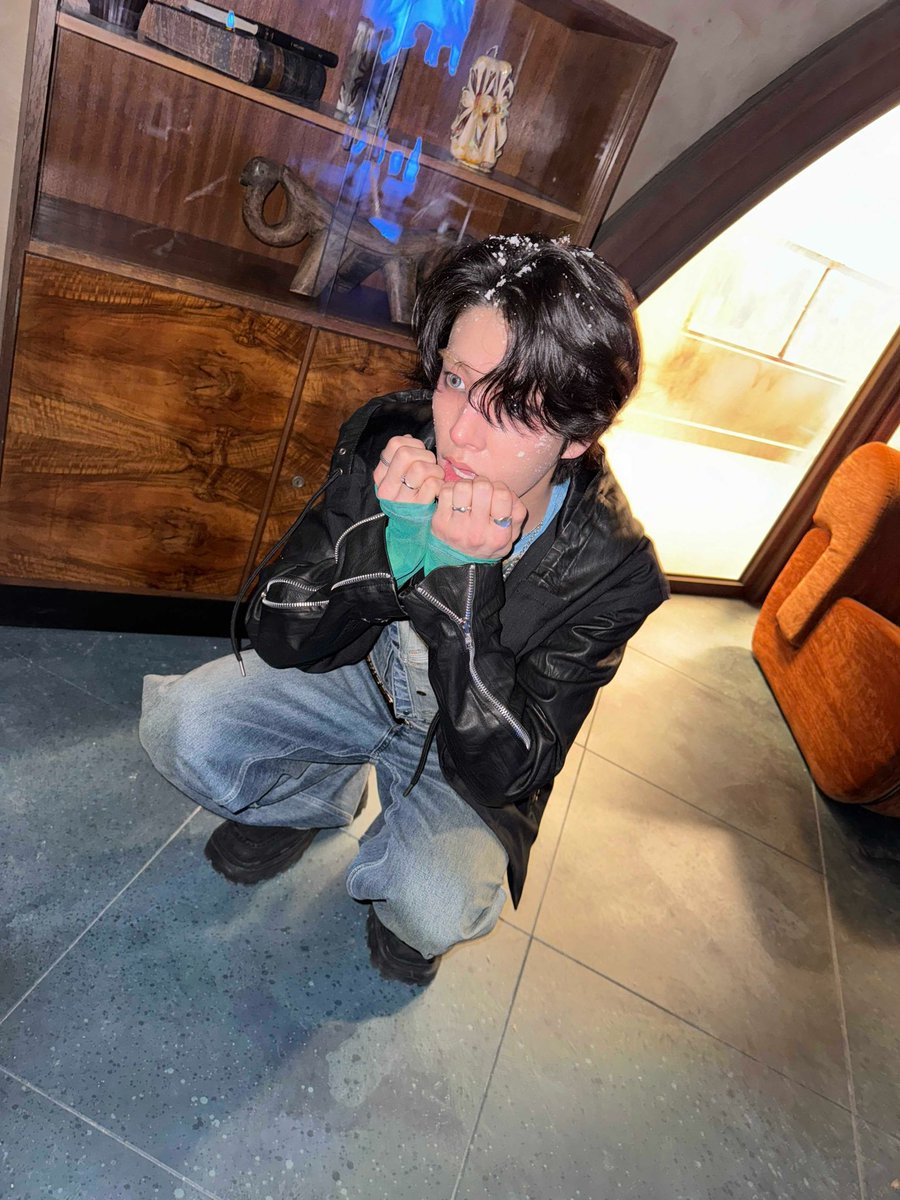 simjaze's tweet image. Exclusive for ENGENEs, this special photo offers a rare glimpse behind the scenes at XO!