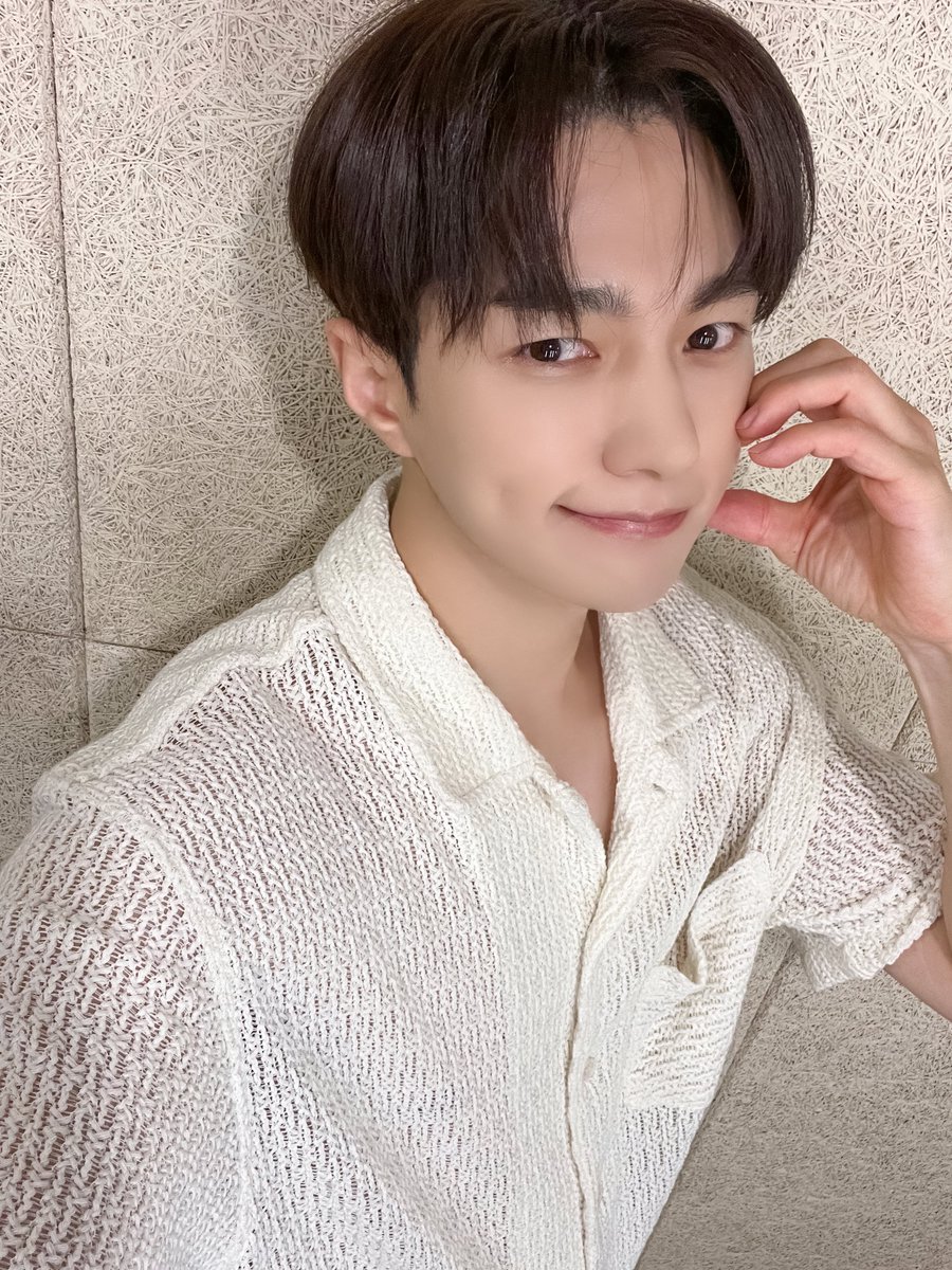 LKMS_official's tweet photo. [📷] 라이징스타 대면 팬사인회

오늘도 오브피릿에게 여러 매력 발산하신 묭자님!
어떻게 명수를 사랑하지 않겠니😻

#김명수 #KIMMYUNGSOO #엘 #L 
#L_247 #KIMMYUNGSOO_247 
#어떻게_널_사랑하지_않겠니 https://t.co/9t9zeva2jq