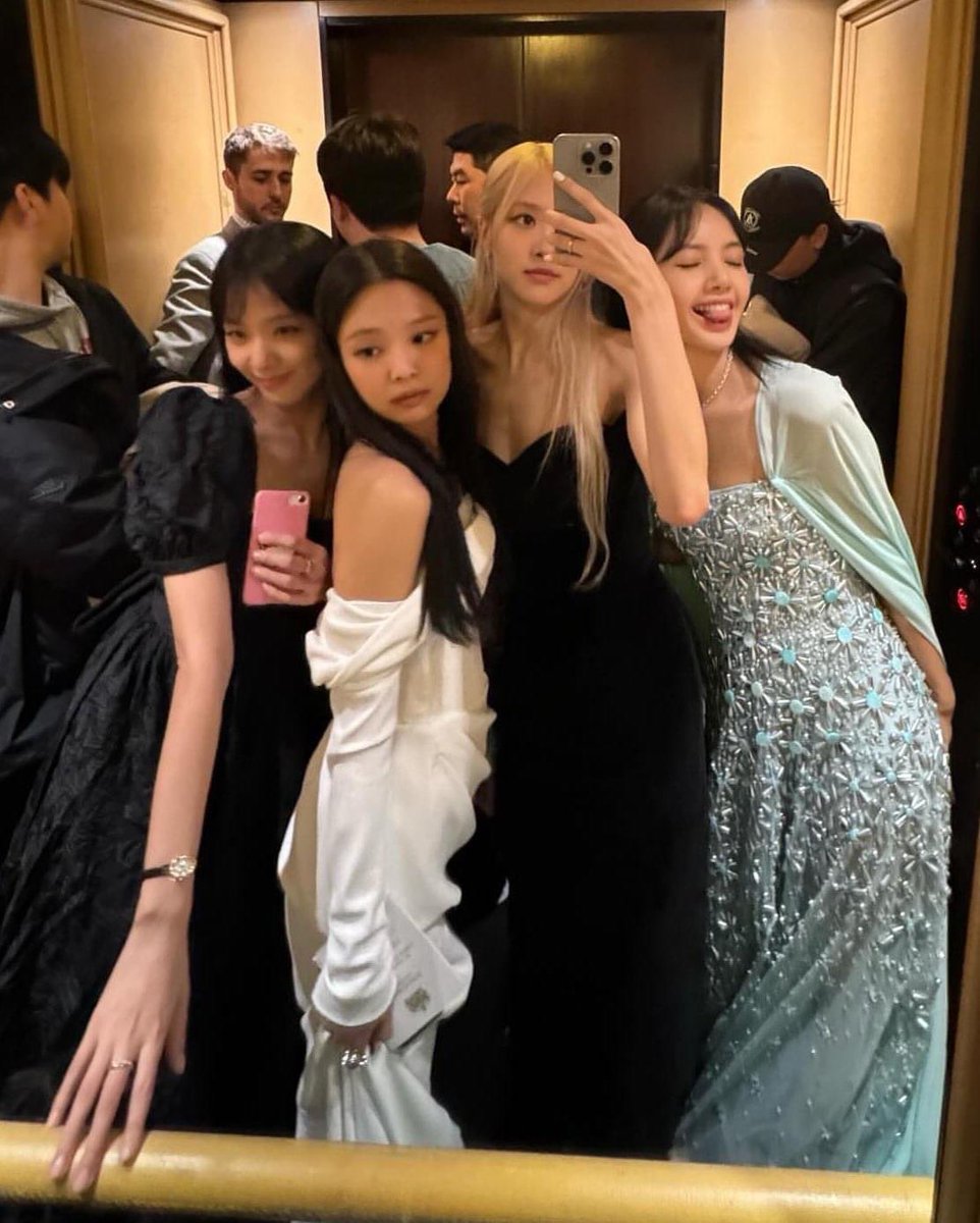 ceongoctu's tweet photo. Happy Birthday BLACKPINK 
i love Blackpink and will love Blackpink forever.  I feel very happy to know BP.
Mừng kỉ niệm 8 năm và hơn thế nữa nhé.
ETERNITY WITH BLACKPINK
#8YearsWithBLACKPINK 
#영원히_핑크빛일_블랙핑크_팔주년 https://t.co/6kMoxubIMy