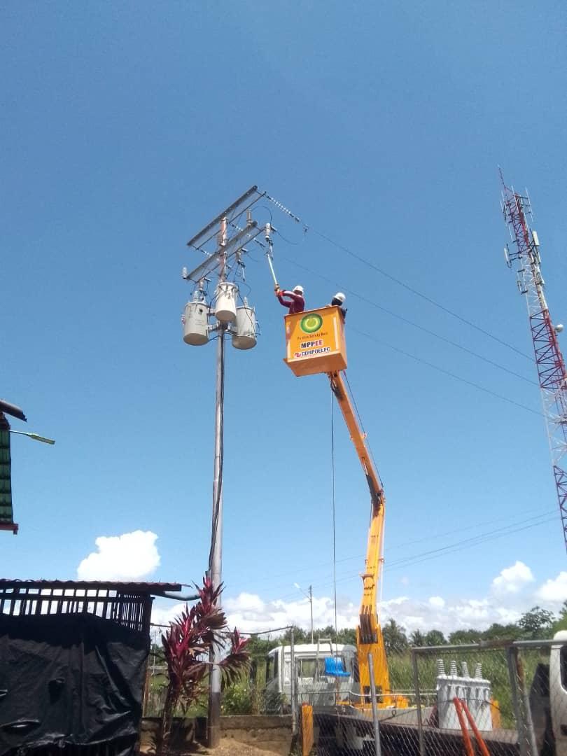 AMAZONAS EN PAZ | MANTENIMIENTO E INSTALACIÓN DE TRANSFORMADORES EN LA ESCUELA DE CHOCOLATERÍA CHEJERÜ.

En esta oportunidad se realiza íntegramente el proceso de adecuación y la instalación de 02 transformadores 37.5 kVA con su cableado correspondiente en conjunto con Corpoelec.