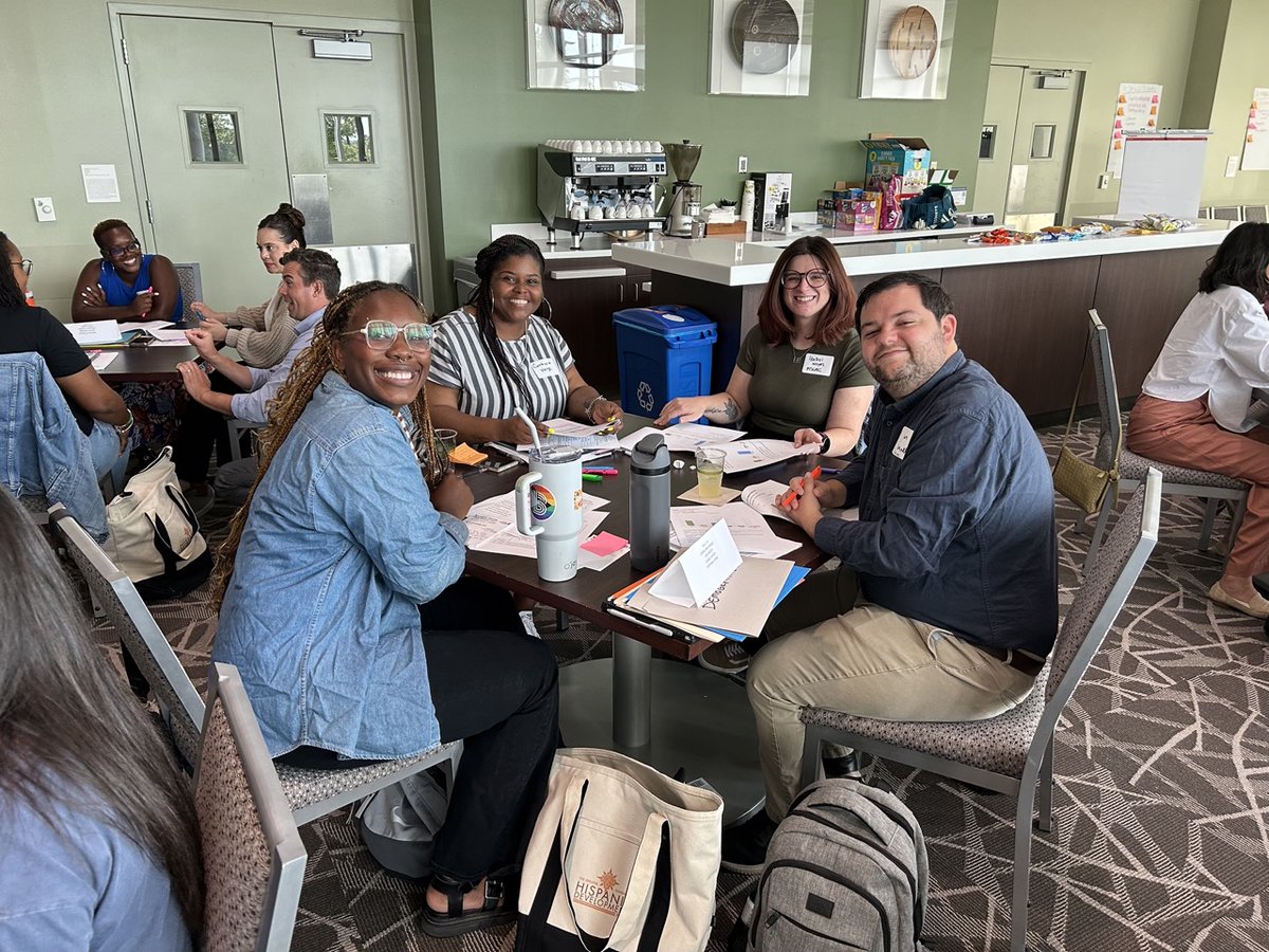kcpublicschools's tweet image. As we continue guiding families through the FAFSA process, while helping set students up with life-changing scholarships &amp;amp; college opportunities, we love working alongside our partners as part of the KC College Advising Collaborative!

@KSAdvisingCorps
@KCScholars
Pics by @HDFKC!